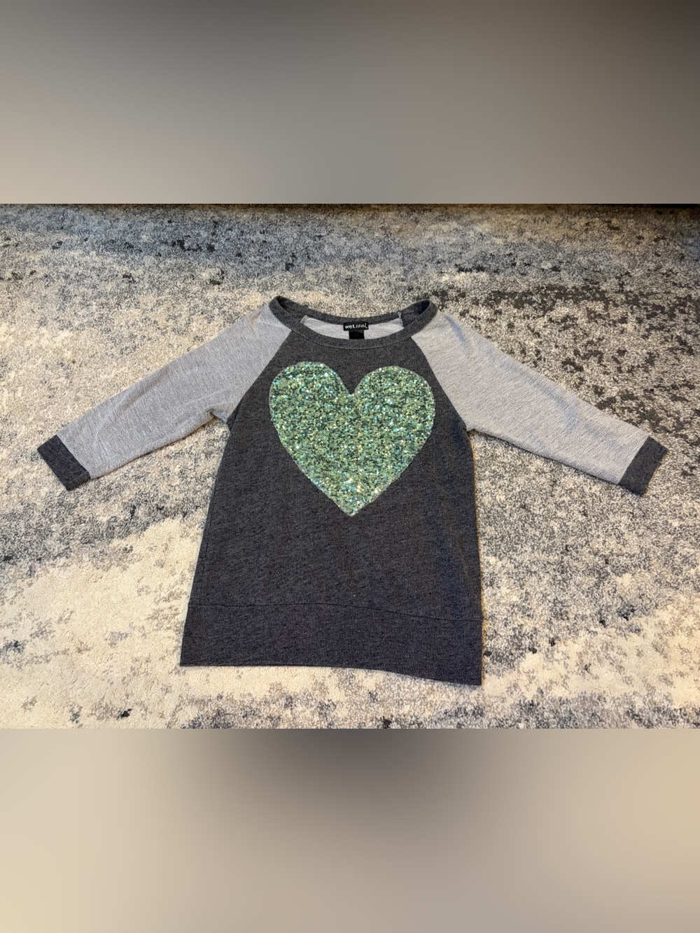 wet seal Girls' Dark Gray Raglan Sweater with Green Sequin Heart
